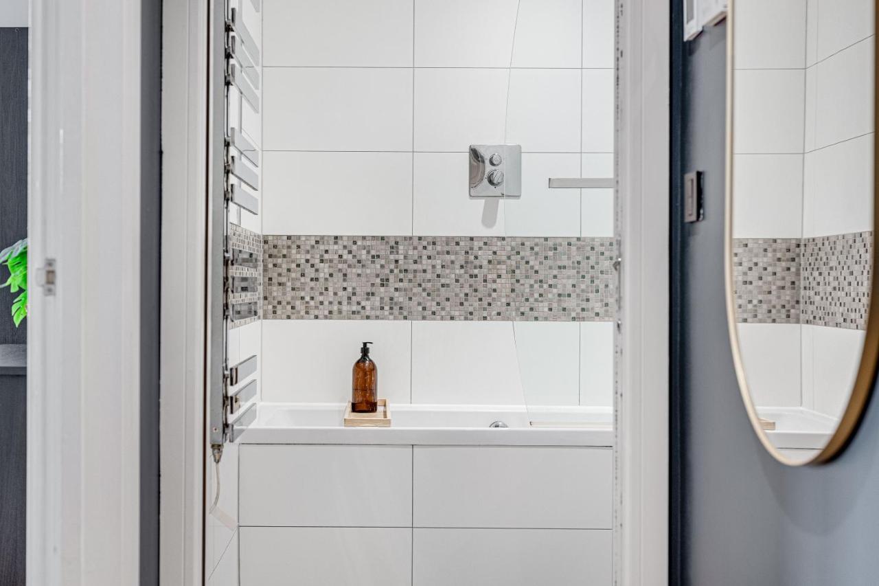 Charming 1 Bedroom Apt , Town Centre, Wifi, Free Parking By Tent Serviced Apartments Staines-upon-Thames Dış mekan fotoğraf